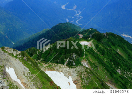 剣岳山頂から見下ろす早月尾根 31646578