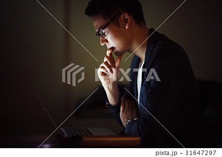 夜・パソコンを使う男性 31647297