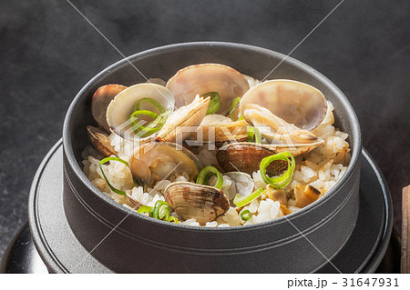釜めし　Japanese rice pilaf cooked in an iron pot 31647931
