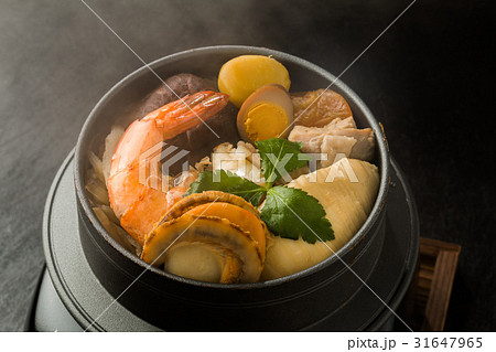 釜めし Japanese rice pilaf cooked in an iron potの写真素材 [31647965] - PIXTA