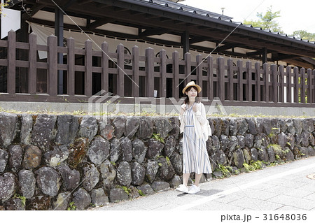 伊香保を楽しむ若い女性 31648036