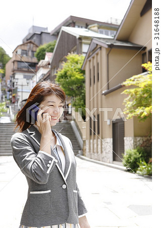 伊香保を楽しむ若い女性(ビジネスウーマン風) 伊香保を楽しむ若い女性(ビジネスウーマン風) 31648188