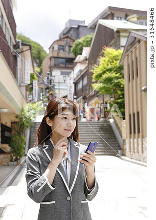 伊香保を楽しむ若い女性（ビジネスウーマン風） 31648466