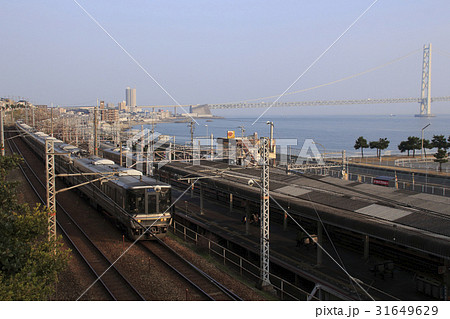 夕刻の明石海峡大橋と山陽本線新快速 31649629