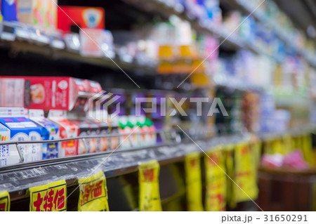 乳製品　牛乳　スーパーマーケット、スーパー、食材売り場、お店、デパート 31650291