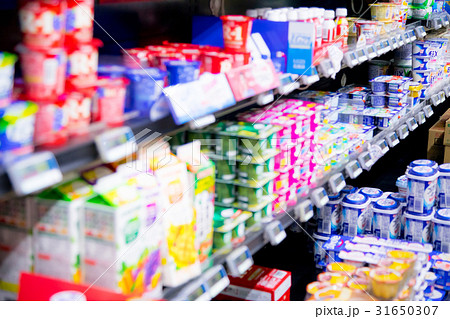 乳製品 牛乳 スーパーマーケット、スーパー、食材売り場、お店、デパート 乳製品 牛乳 スーパーマーケット、スーパー、食材売り場、お店、デパート 31650307