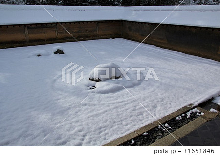 雪化粧の龍安寺庭園 31651846