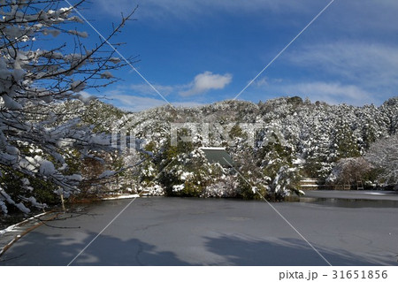 雪化粧の龍安寺鏡容池 31651856