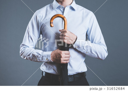 黒い傘を持っている男性 31652684