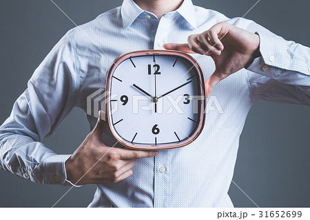 時計を持っている男性 時計を持っている男性 31652699