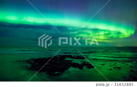 Aurora borealis (northern light) over the sea 31652885