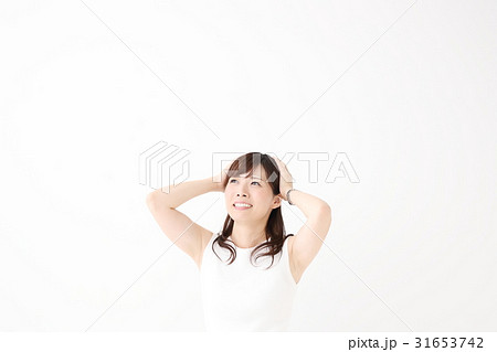 頭を抱える女性 頭を抱える女性 31653742