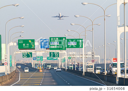 朝の福岡都市高速道路を走行中の写真素材