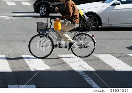 ながらスマホで自転車を運転 31654012