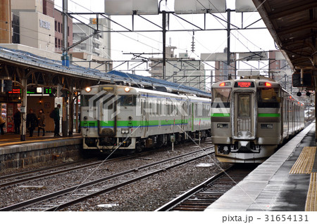 小樽散歩：小樽駅ホームのキハ40と735系電車 31654131