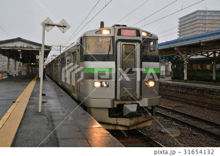 小樽散歩：小樽駅ホームで発車を待つ「いしかりライナー」3435M 31654132