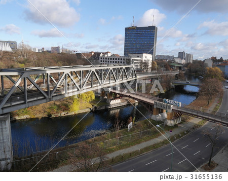 ドイツベルリンのテクノロジーミュージアムから見た鉄橋 31655136