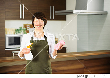 エプロンを着た女性 エプロンを着た女性 31655235
