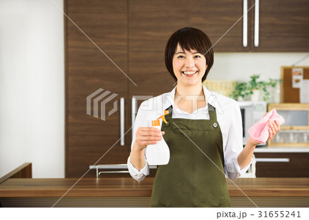 エプロンを着た女性 31655241