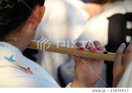 祭りで横笛を吹く女性 祭りで横笛を吹く女性 31656917