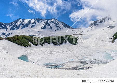 雪解け間近のミクリガ池と立山連峰 雪解け間近のミクリガ池と立山連峰 31657798