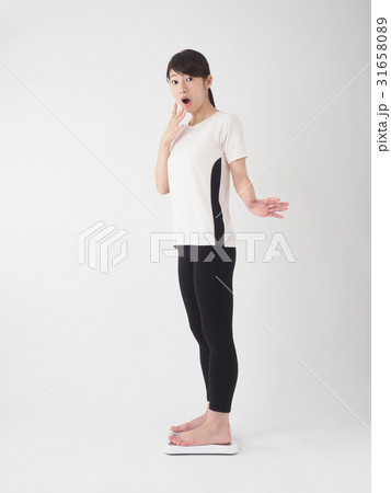 体重を測って驚く女性 31658089