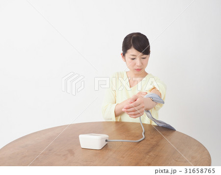 血圧を測る女性 31658765