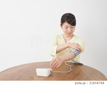 血圧を測る女性 血圧を測る女性 31658768