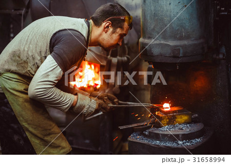 blacksmith working in the forge 31658994