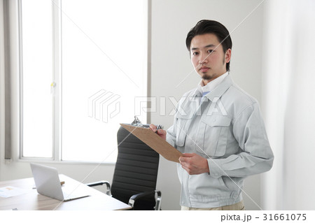 作業着の男性 31661075