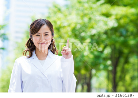 白衣の女性（新緑） 31661297