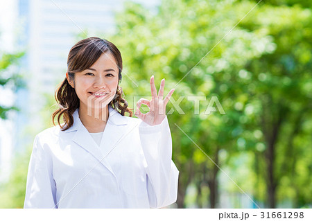 白衣の女性（新緑） 31661298