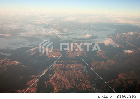 朝日に照らされる長野県阿智村の山々と谷を覆う雲海の絶景を上空から見る 朝日に照らされる長野県阿智村の山々と谷を覆う雲海の絶景を上空から見る 31662895