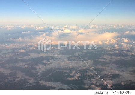 早朝の愛知県東部、岐阜県境近くの山間部と朝日に照らされる上空の雲海 早朝の愛知県東部、岐阜県境近くの山間部と朝日に照らされる上空の雲海 31662896