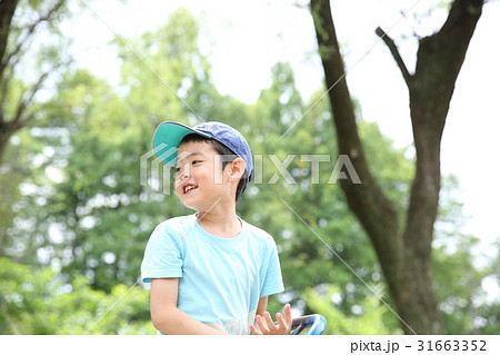 公園で遊ぶ子供 31663352