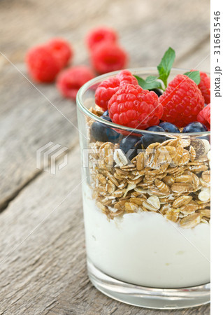 muesli with fresh berries 31663546