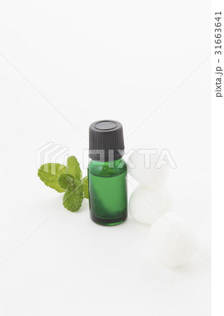 ミントの葉とオイルtとコットンボール ミントの葉とオイルtとコットンボール 31663641