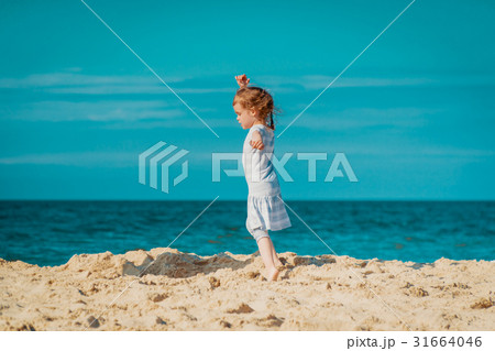 Little cute girl walks on the beach 31664046