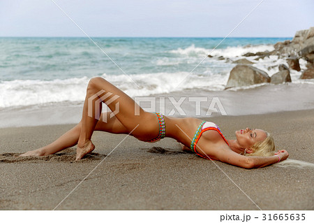 Bikini model posing sexy at tropical beach Bikini model posing sexy at tropical beach 31665635