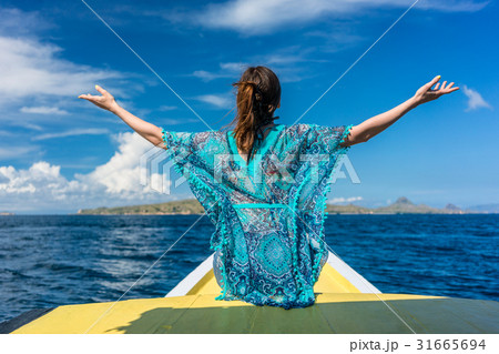 Rear view of a young woman enjoying summer 31665694
