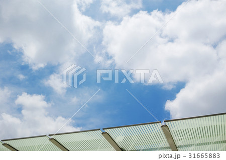 歩道橋の屋根と梅雨の晴れ間 31665883