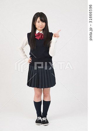 指差しする女子高生 指差しする女子高生 31666596