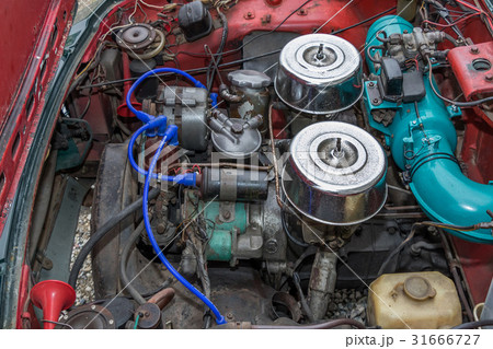 旧車のエンジンルーム carburetor 旧車のエンジンルーム carburetor 31666727