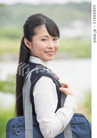 振り返る女子高生 振り返る女子高生 31666805