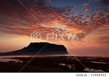 城山日出峰 世界文化遺産 シルエット 31668503