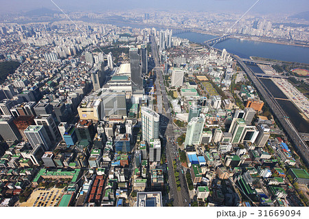 高層ビル 道路 都市 31669094