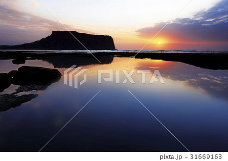 光打撃海岸 海 城山日出峰 31669163