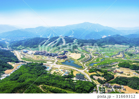 ゴルフ場 山 景色 31669312