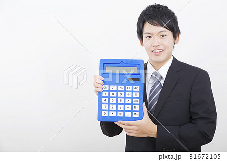 ビジネスマン　大型の電卓　計算機 31672105
