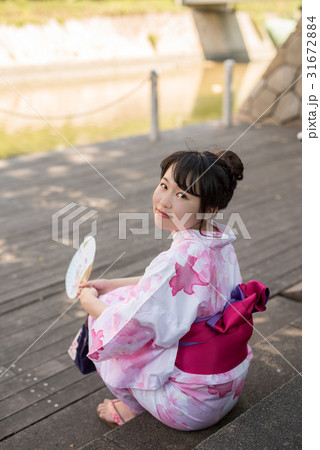 博多の街を散策する女性 31672884